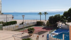 A residential area with a tennis court, a swimming pool, and a view of the sea. - Apartment 'Los Olivos Bb' with Sea View, Wi-Fi and Air Conditioning (Faro de Cullera)