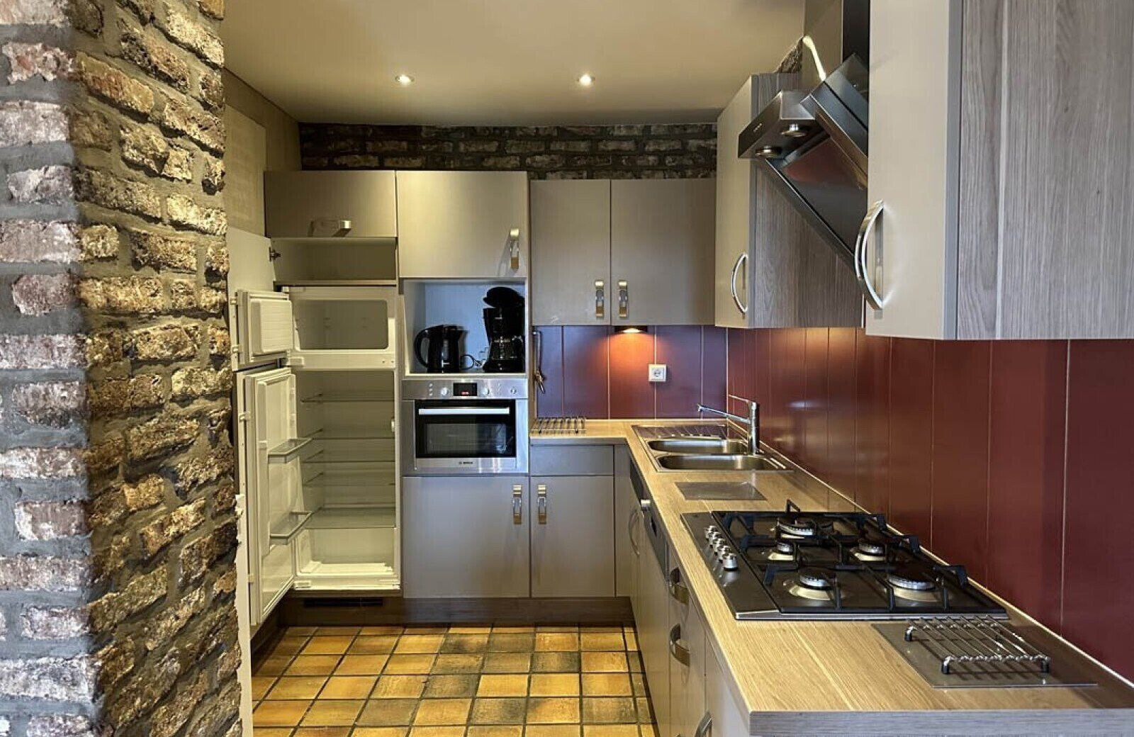 Een koelkast, een magnetron, een oven, een vaatwasser