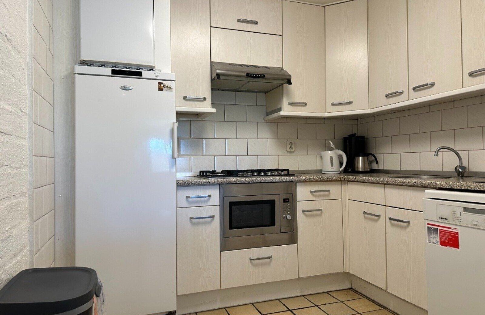 Een koelkast, een magnetron, een oven, een vaatwasser