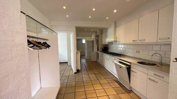 Geladeira, micro-ondas, fogão, lava-louças