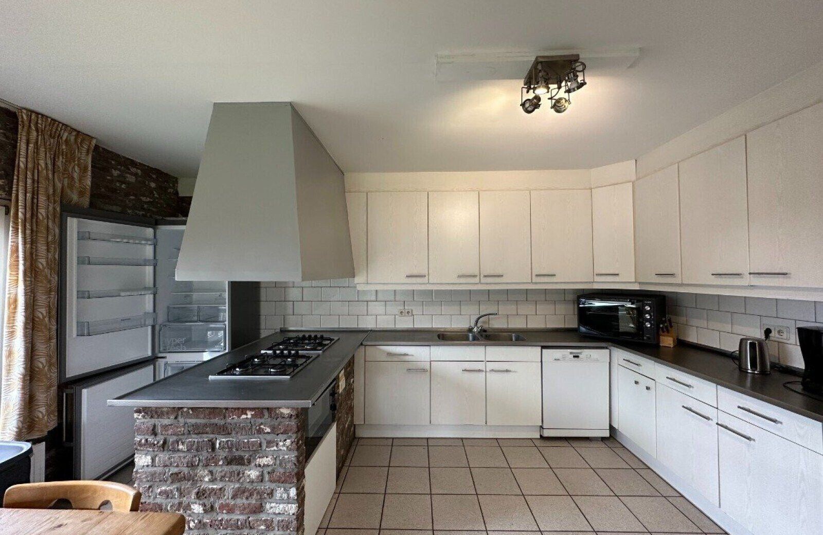 Een koelkast, een magnetron, een oven, een vaatwasser