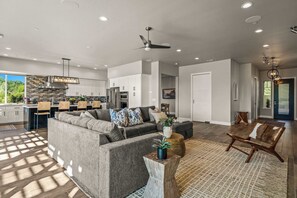 Televisio, takka, työhuone