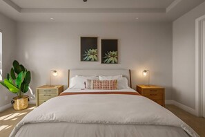 5 makuuhuonetta, työpöytä, silitysrauta/-lauta, vauvan matkasänky