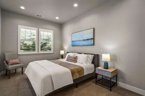 5 عدّة غرف نوم ومكتب ومكواة/لوح كي وسرير سفر