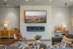 Televisio, takka, työhuone