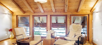 Vakantiehuis 'Fluh' met bergzicht, privéterras en wifi
