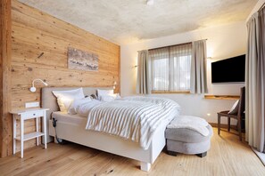 4 habitaciones, tabla de planchar con plancha, wifi y ropa de cama 