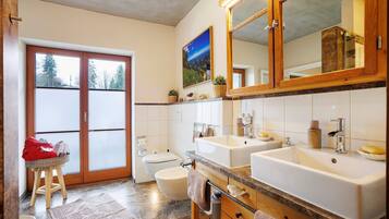 Dusche, Haartrockner, HandtĂŒcher