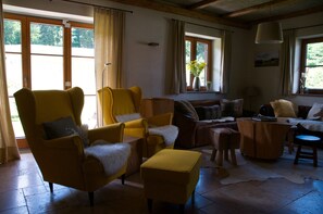 Televisie, een open haard, een dvd-speler en een tafeltennistafel