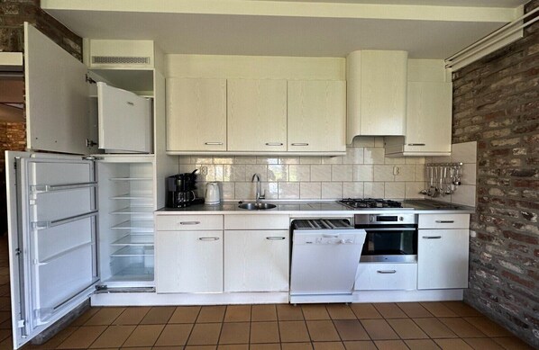 Fridge, microwave, oven, dishwasher - Bungalowpark Landsrade - Vrijstaande bungalow 10 (Gulpen)
