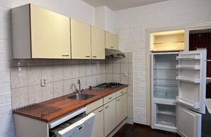 Kylskåp, mikrovågsugn, ugn och diskmaskin