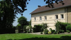A two-story building with a flat roof and a brick facade. - Bungalowpark Landsrade - Geschakelde Bungalow 9 (Gulpen)