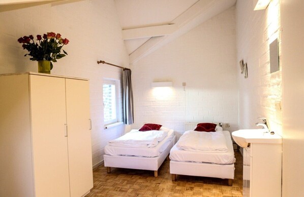 4 bedrooms, free WiFi, bed sheets