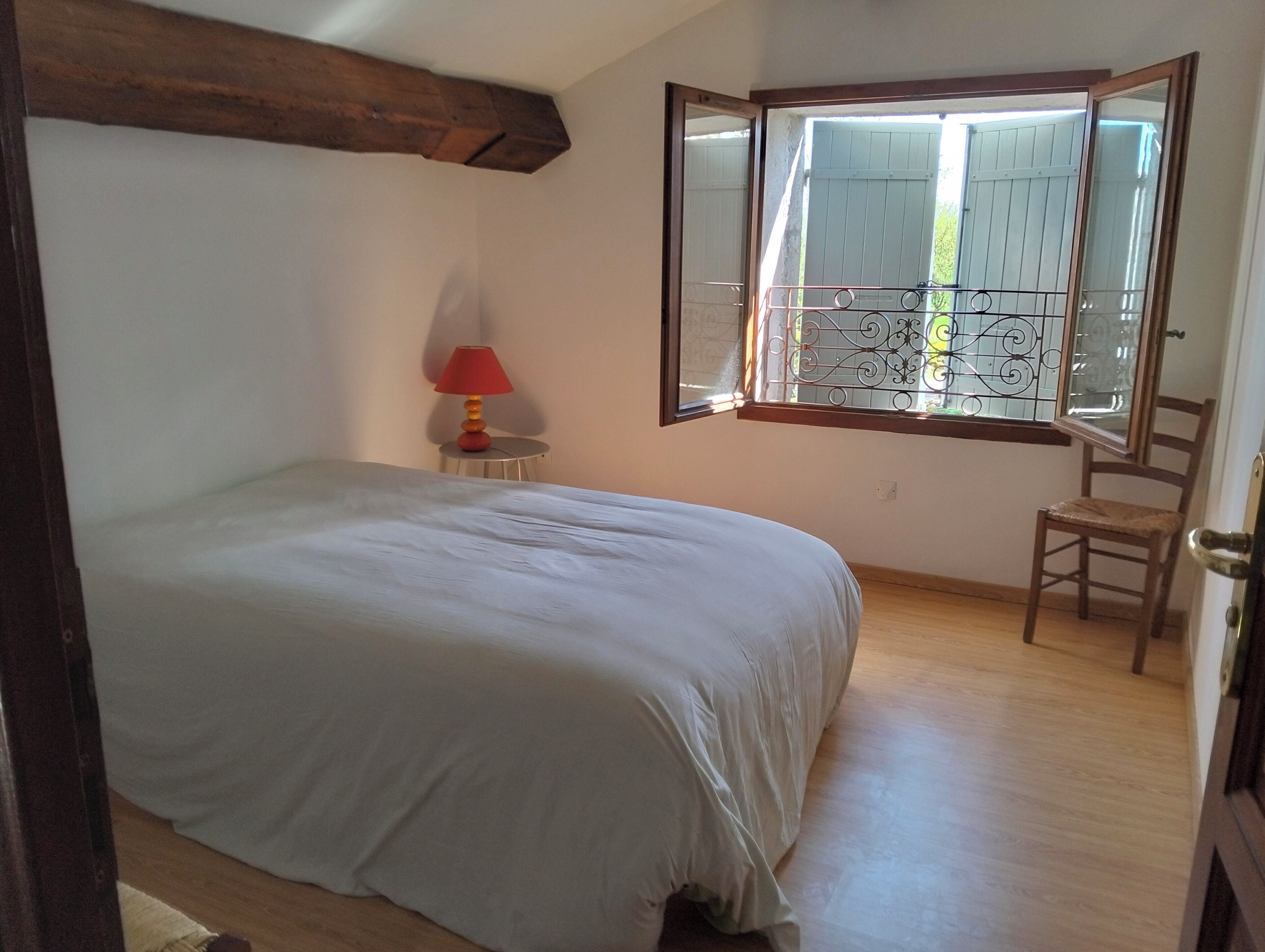 4 habitaciones, tabla de planchar con plancha y acceso a internet 