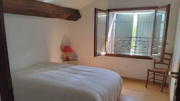 4 bedrooms, iron/ironing board, Internet, bed sheets