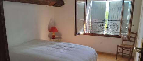 4 bedrooms, iron/ironing board, Internet, bed sheets