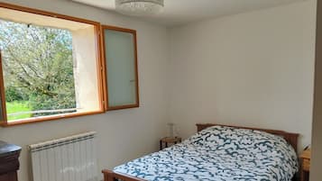 4 bedrooms, iron/ironing board, Internet, bed sheets