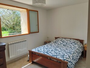 4 bedrooms, iron/ironing board, Internet, bed sheets