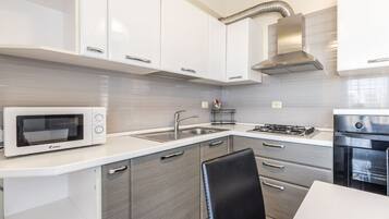 Frigorifero, microonde, forno, piano cottura