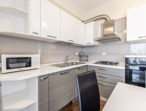 Frigorifero, microonde, forno, piano cottura