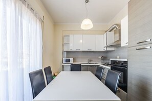 Frigorifero, microonde, forno, piano cottura