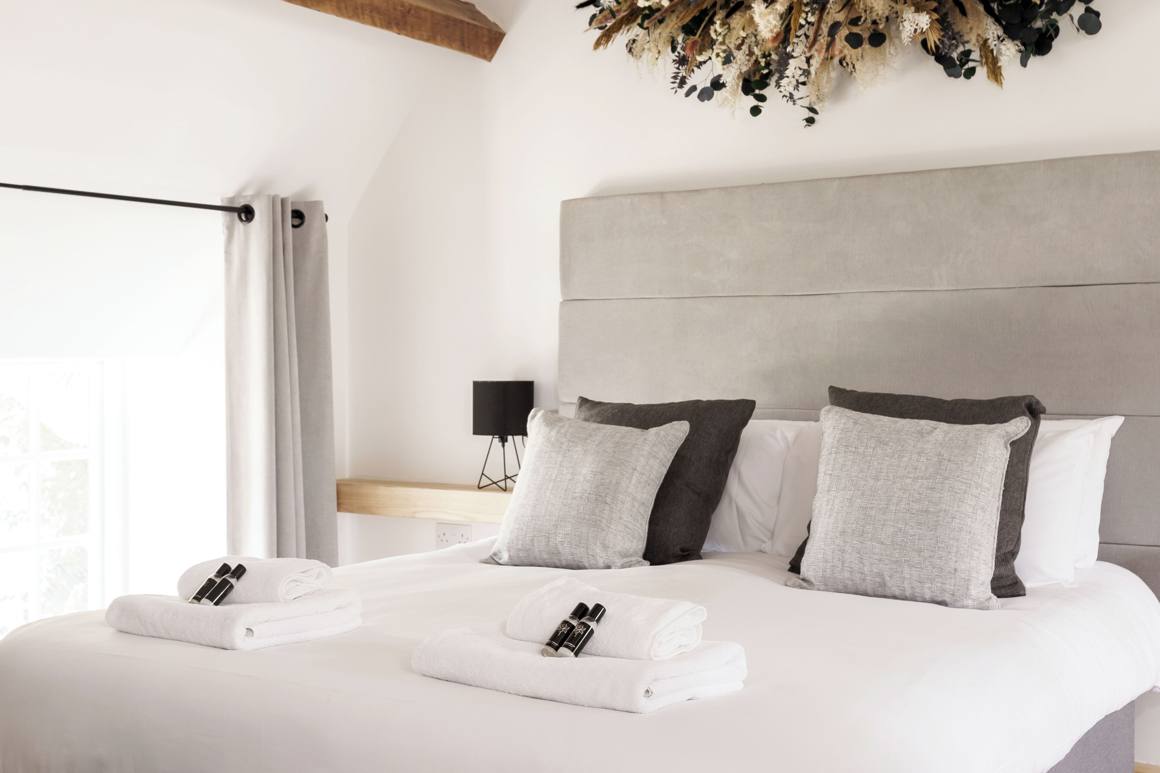 Habitación doble Deluxe, vista al patio | Tabla de planchar con plancha 