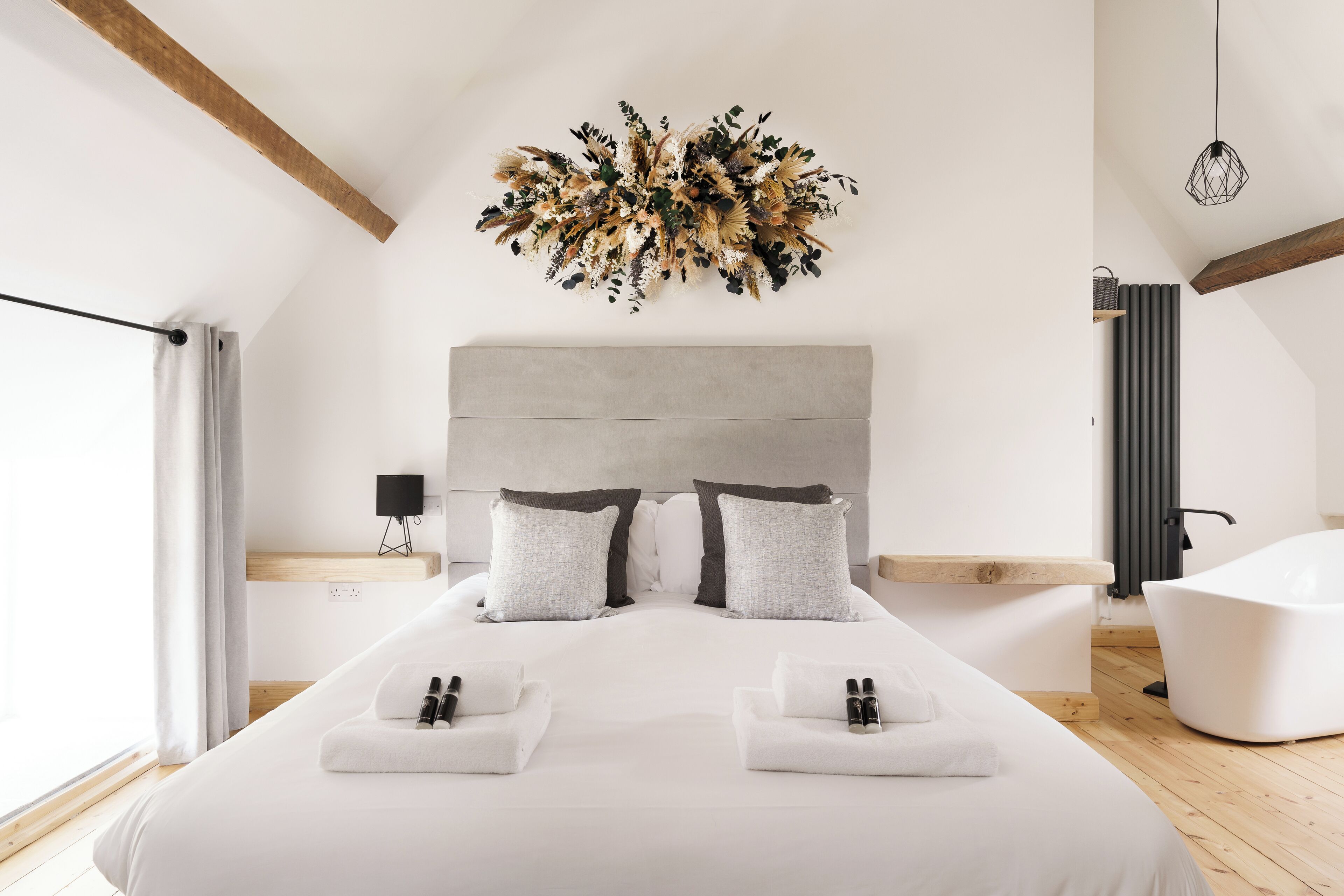 Habitación doble Deluxe, vista al patio | Tabla de planchar con plancha 