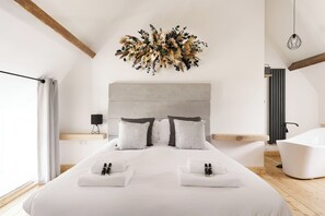 Deluxe Double Room, Courtyard View | Iron/ironing board