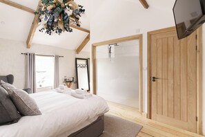 Habitación doble Deluxe, vista al jardín | Tabla de planchar con plancha