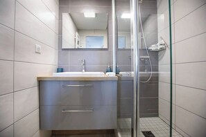 Dusche, Haartrockner, Handtücher