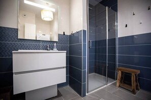 Douche, séchoir à cheveux, serviettes fournies