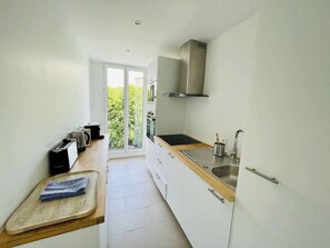 Kühlschrank, Mikrowelle, Ofen, Wasserkocher mit Kaffee-/Teezubehör