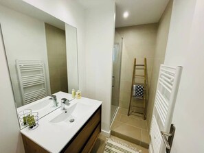 Shower, hair dryer, towels
