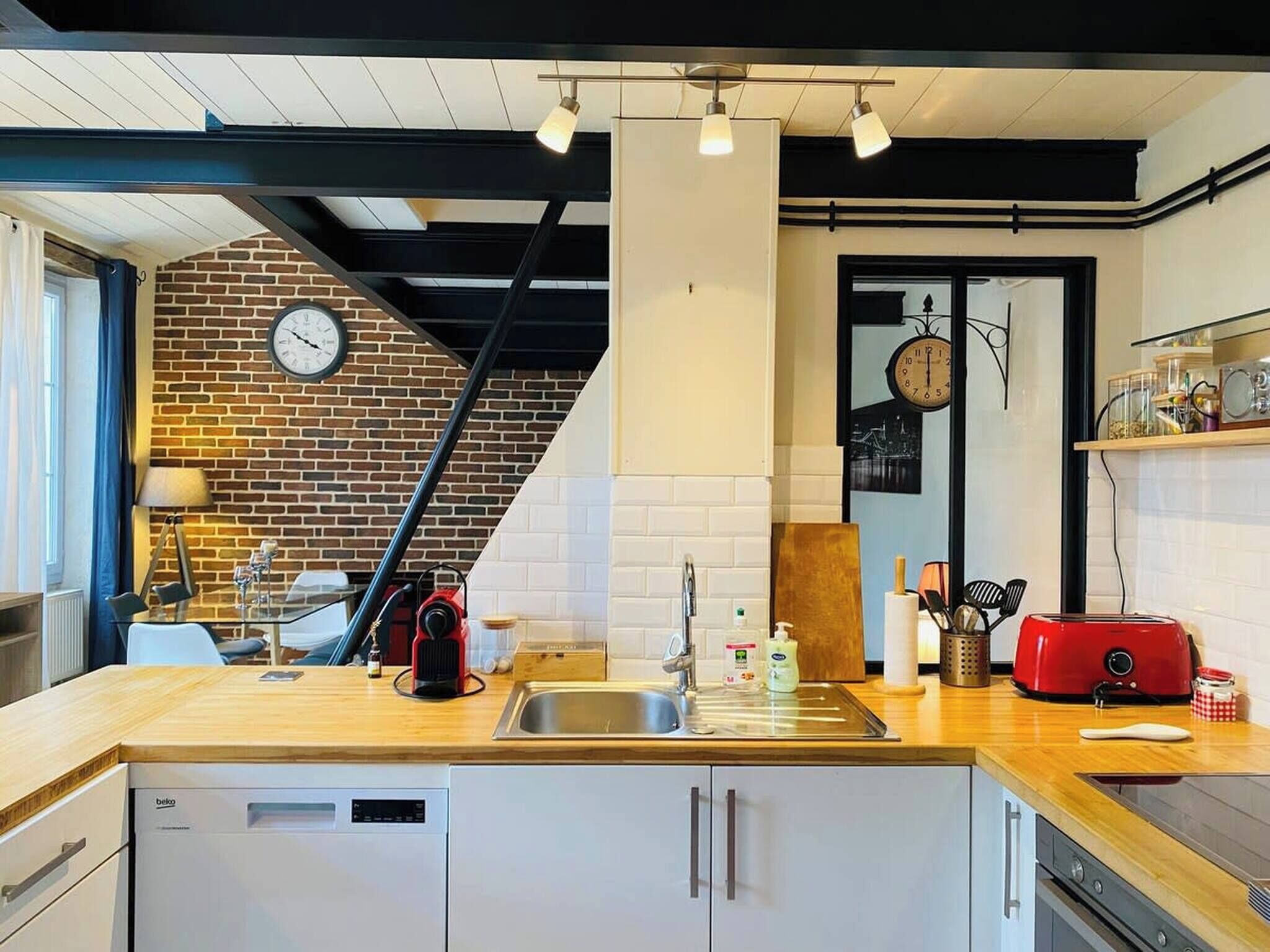 Een koelkast, een microgolfoven, een oven, een vaatwasser