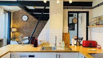 Een koelkast, een microgolfoven, een oven, een vaatwasser