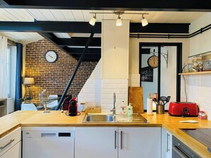 Kjøleskap, mikrobølgeovn, ovn og oppvaskmaskin