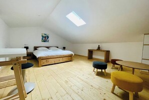 3 bedrooms, iron/ironing board, travel cot, free WiFi