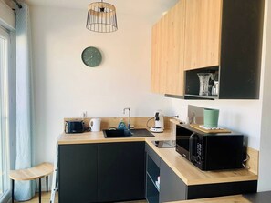 Jääkaappi, mikroaaltouuni, uuni, liesi