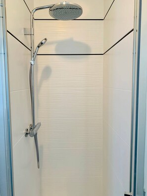 Dusche, Haartrockner, Handtücher