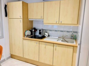 Jääkaappi, mikroaaltouuni, astianpesukone, kahvin-/teenkeitin