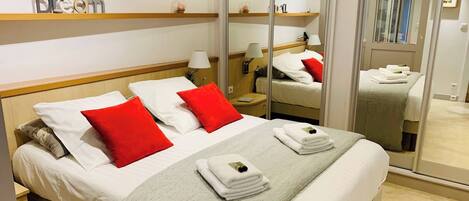 Fer et planche Ă repasser, lit parapluie, Wi-Fi gratuit, draps fournis