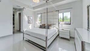 Ein modernes Schlafzimmer mit einem Glastuchbett, einem großen Fenster und einem minimalistischen Design.
