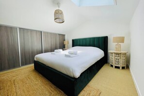 Fer et planche à repasser, lit parapluie, Wi-Fi gratuit, draps fournis