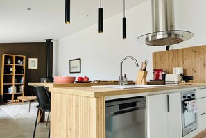 Jääkaappi, mikroaaltouuni, uuni, liesi