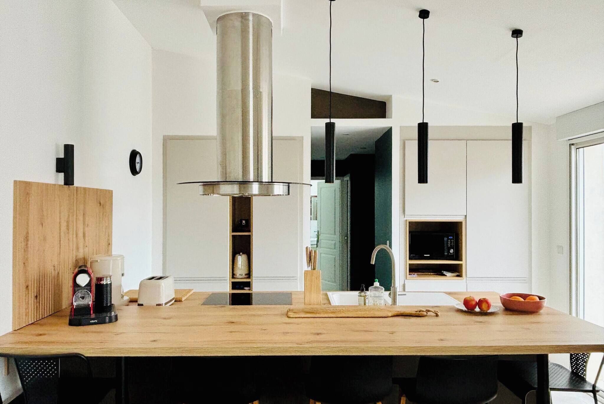 Jääkaappi, mikroaaltouuni, uuni, liesi