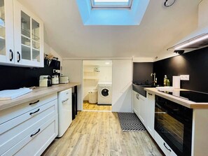 Kühlschrank, Mikrowelle, Ofen, Wasserkocher mit Kaffee-/Teezubehör