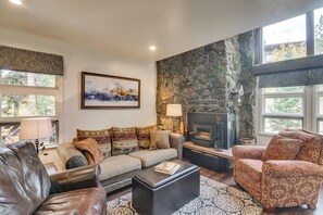 A cozy living room with a stone wall, fireplace, leather furniture, and a patterned rug. - 'the Mountain Chalet' - Free Ski Shuttle to Lifts! (Winter Park)