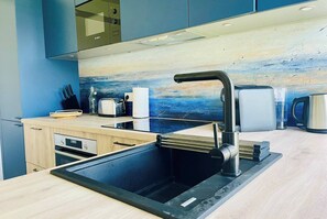 Kühlschrank, Mikrowelle, Ofen, Herdplatte