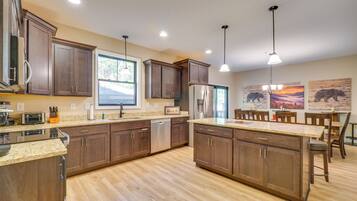 House (6 Bedrooms) | Interior