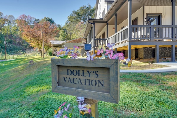 House (6 Bedrooms) | Interior - Walk to Dollywood! Cabin w/ Pool, Arcade, Gym (Pigeon Forge)